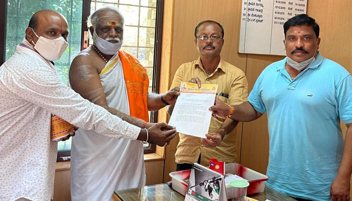 Vishwa Hindu Parishat district president V Banuprakash Sharma submits a memorandum to Town Municipal officer Krishna, seeking permission to immerse ashes in River Cauvery, Srirangapatna on Tuesday. DH Photo
