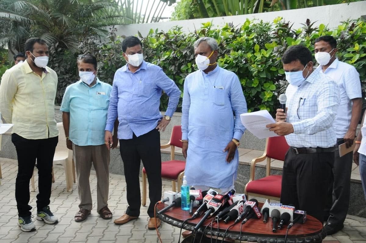 Zoo Authority of Karnataka (ZAK) member secretary B P Ravi explains about the zoos under ZAK to District In-charge Minister S T Somashekar at Sri Chamarajendra Zoological Gardens in Mysuru on Tuesday. ZAK Chairman Mahadevaswamy, member Gokul Govardhan and