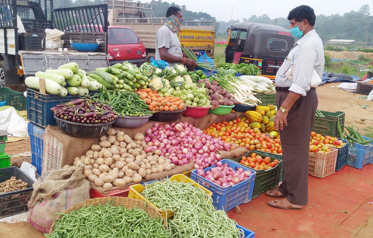 There were few customers in the temporary market at Bypass Road in Gonikoppa.