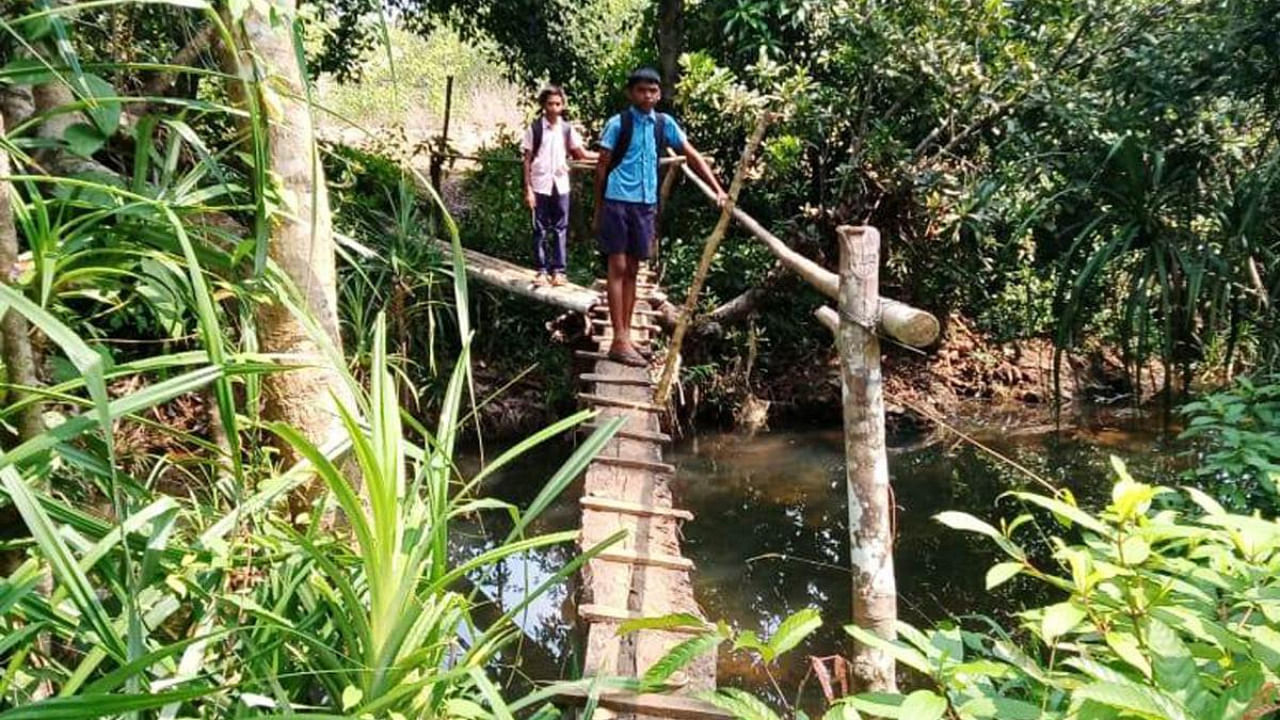 The wooden delicate hanging bridge that provides connectivity between Hoseri and Vasre in Golihole in Baindoor taluk. Credit: DH Photo