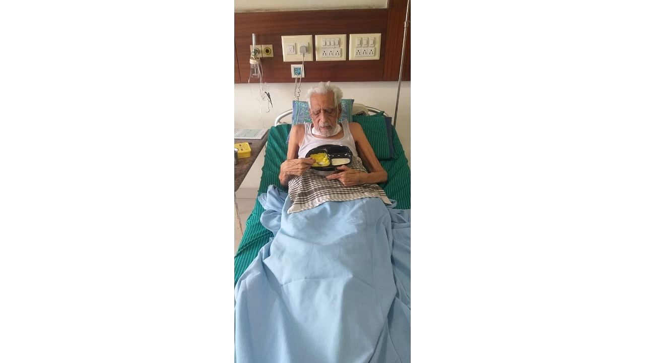 Centenarian, freedom fighter HS Doreswamy (103) successfully recovered from the Covid-19 infection and discharged from Jayadeva Hospital on Wednesday in Bengaluru. Credit: DH Photo