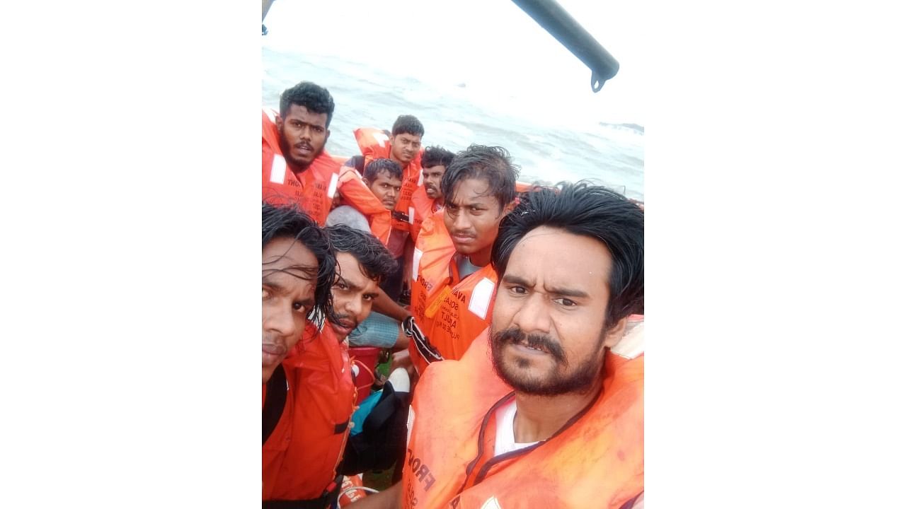 Nine persons on board of a tug which caught in mid sea at Kaup in Udupi. Credit: Special Arrangement