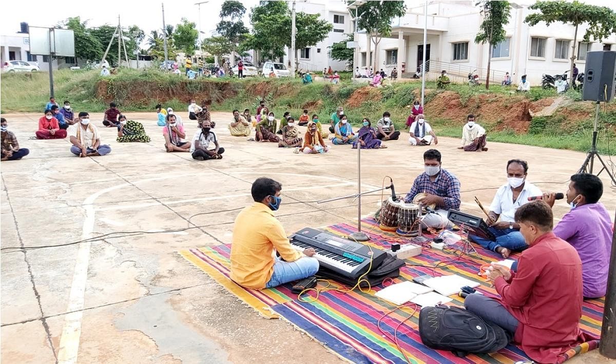 Covid patients enjoy light music at Kittur Rani Chennamma Hostel in KR Pet taluk, Mandya district, on Tuesday. DH Photo 