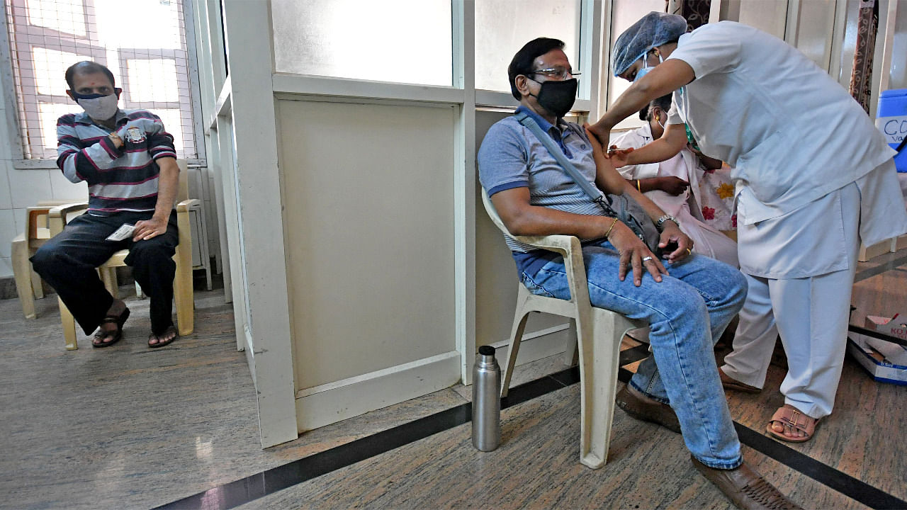 A medical worker administers Covid vaccine in Karnataka. Credit: DH Photo