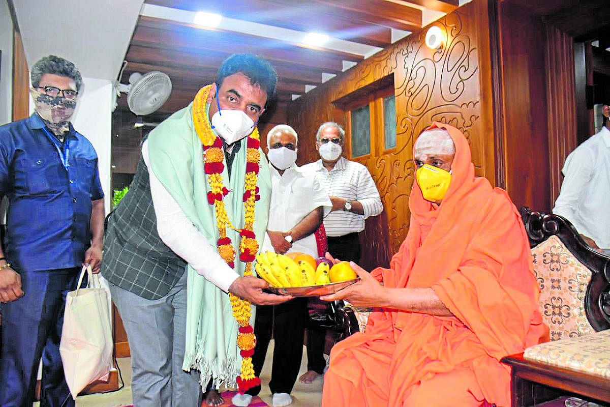 Deputy Chief Minister Dr C N Ashwath Narayan seeks blessings from Suttur seer Shivarathri Deshikendra Swami, on Thursday. DH PHOTO