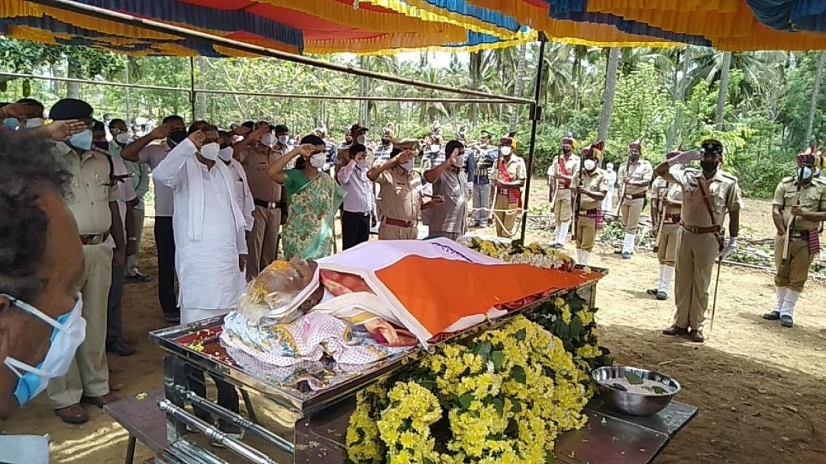 Dignitaries pay last respects to former Speaker KR Pet Krishna at his native Kothamaranahalli, KR Pet taluk, Mandya district, on Saturday. DH Photo