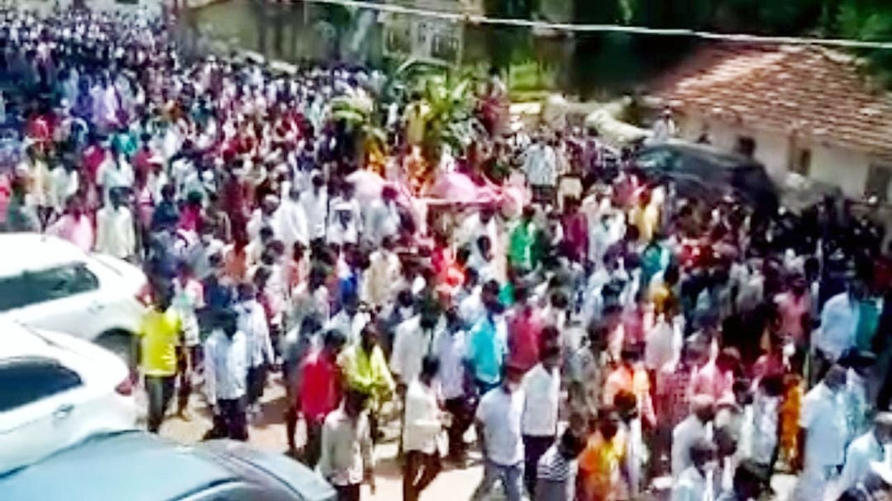 Hundreds of people seen participating in the last rites of horse of Kadsiddeshwar temple at Maradimath in Gokak taluk in Belagavi district on Sunday. Credit: Special arrangement