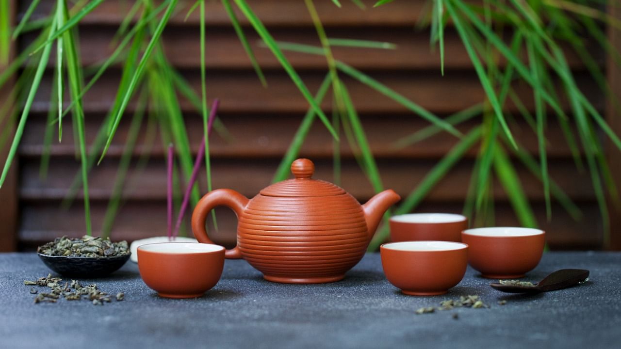 <div class="paragraphs"><p>Faced with the question, “Would you like some tea?” The mind wants to say yes, but the mouth forces you to say no.</p></div>