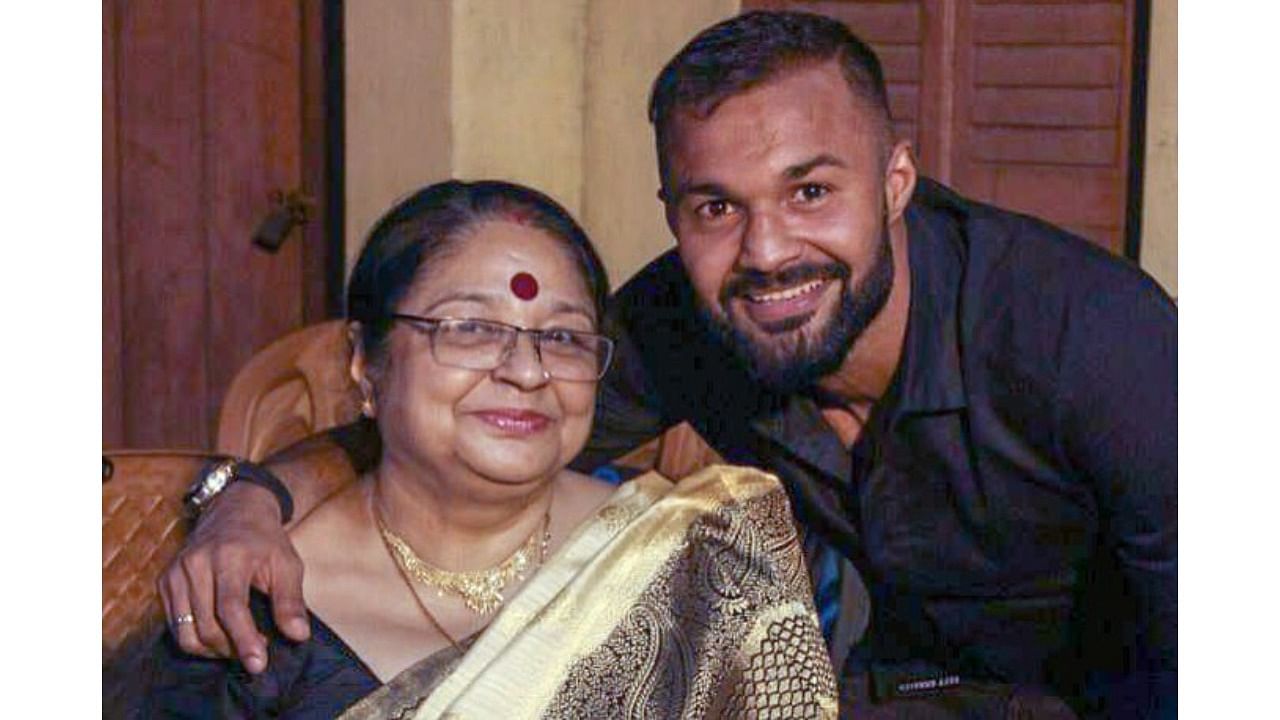 ISL 'Golden Glove' winner Arindam Bhattacharya (L) with his mother, who succumbed to Covid-19 15 days ago. Credit: Twitter/@ArundamGK