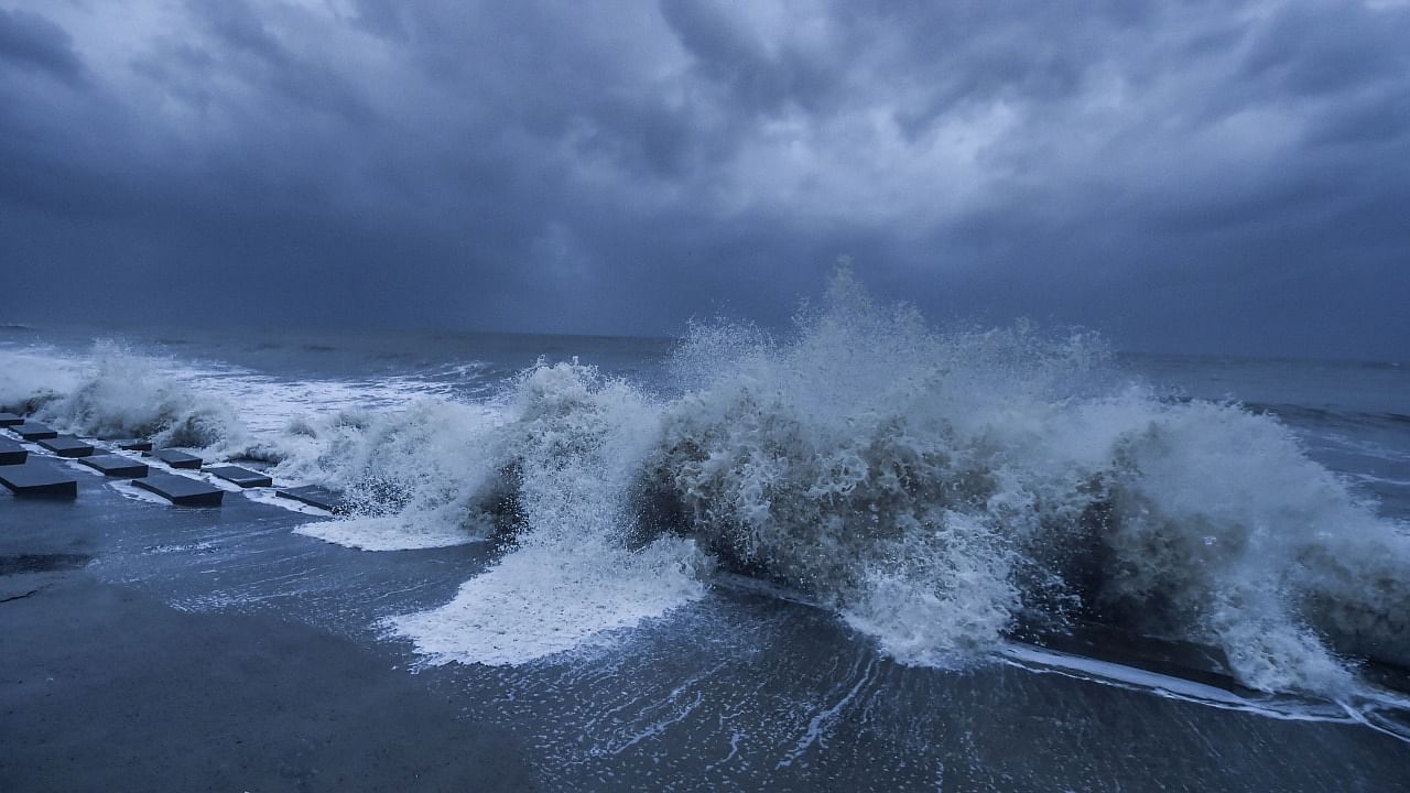 Rough sea in the Bay of Bengal ahead of Cyclone 'Yaas' landfall, at Digha in East Midnapore district, Tuesday, May 25, 2021. Credit: PTI Photo