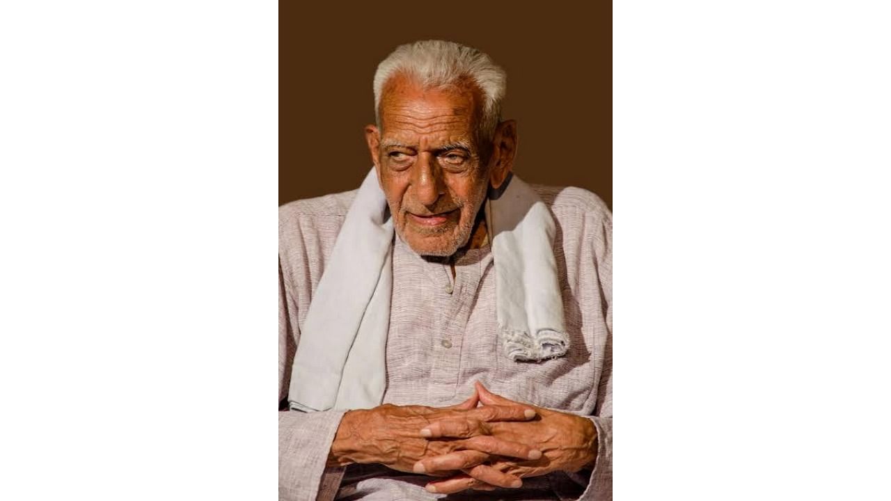 Centenarian, freedom fighter H S Doreswamy (104) had successfully recovered from the Covid-19 infection and was discharged from Jayadeva Hospital on Wednesday in Bengaluru. Credit: DH Photo