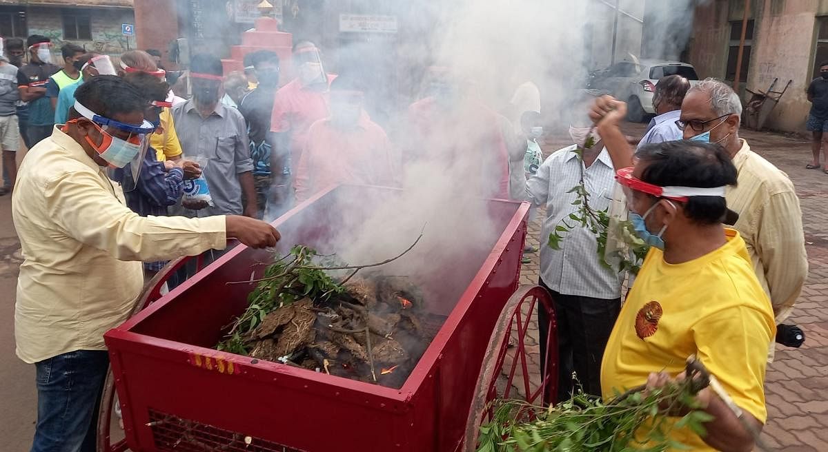 MLA Abhay Patil and his supporters perform a homa-havana ritual at Baswan Galli in Hosur in Belagavi. Credit: DH photo