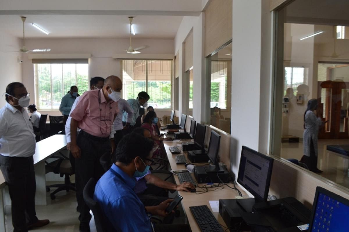 Chief Secretary P Ravi Kumar inspects the Covid War Room activities in Hassan. Credit: DH Photo