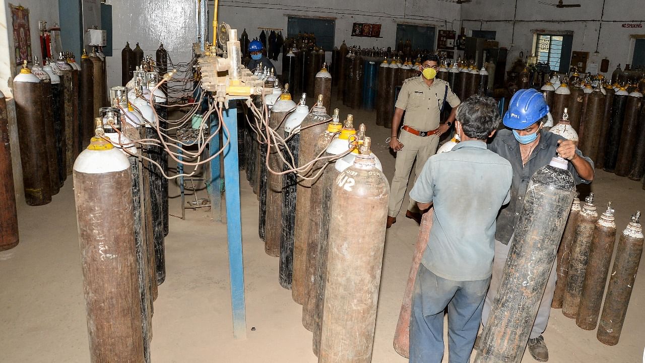 Oxygen cylinders are filled at a filling centre in Davanagere. Representative image. Credit: DH Photo