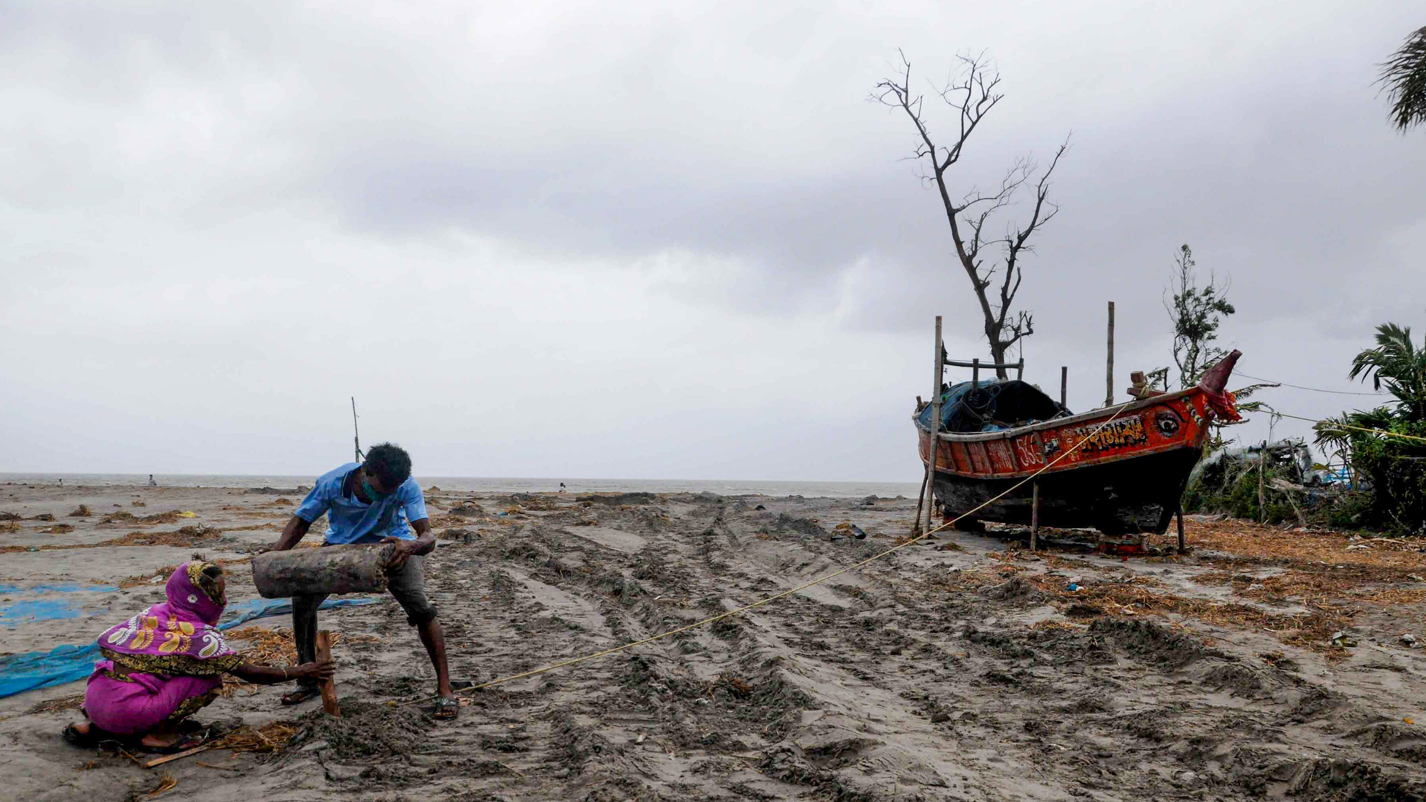 Villagers try to save their boat at Fraserganj, ahead of landfall of cyclone 'Yaas', in South 24 Parganas district. Credit: PTI File Photo