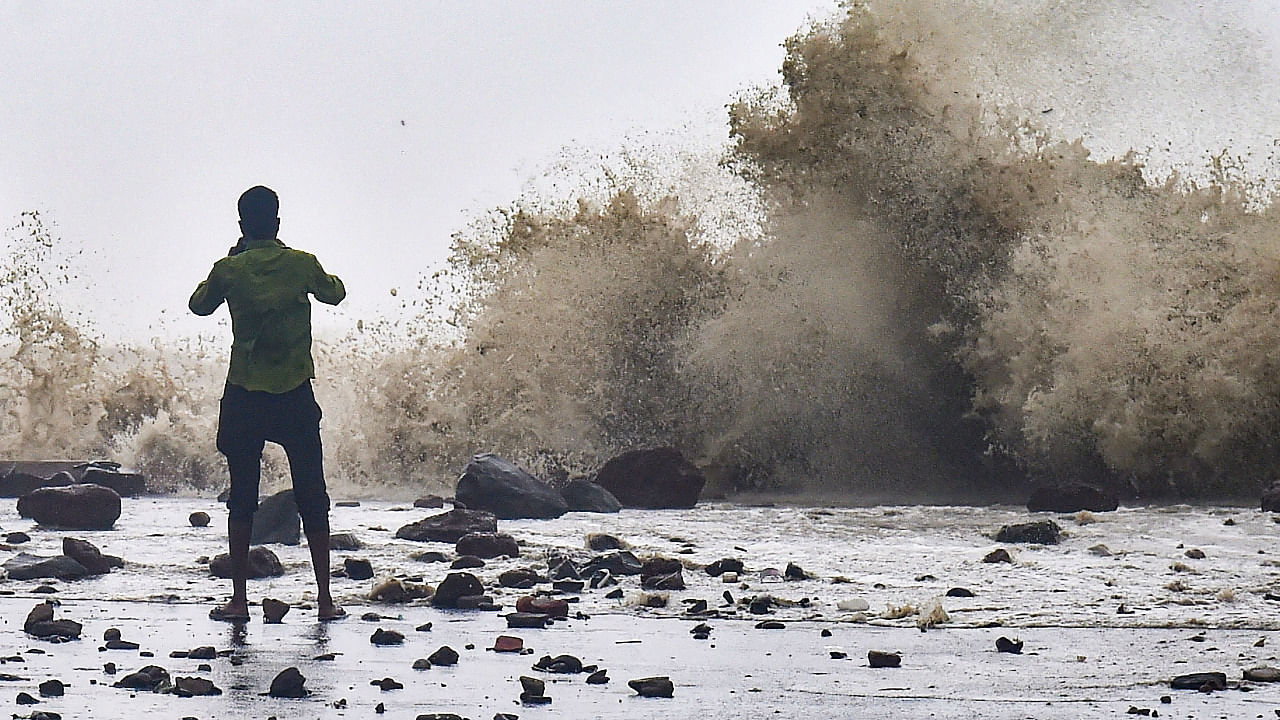 Rough sea during landfall of cyclone Yaas at Digha in East Midnapore district. Credit: PTI Photo