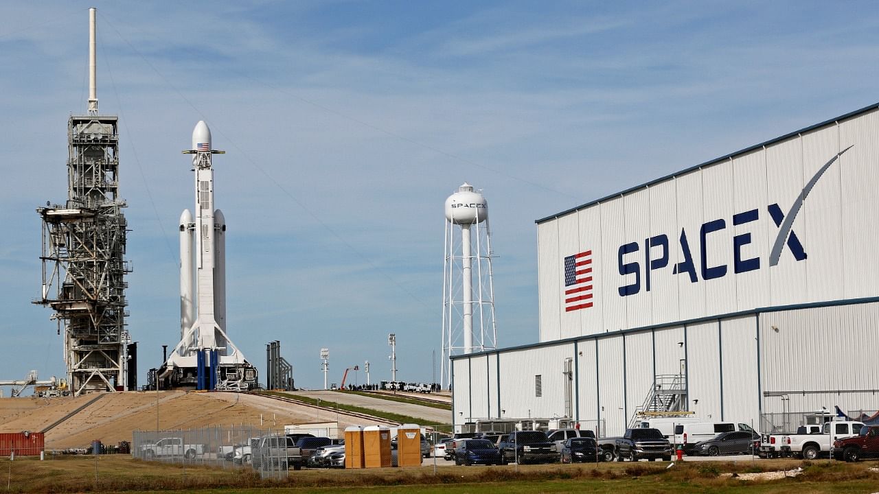 <div class="paragraphs"><p>SpaceX. </p></div>