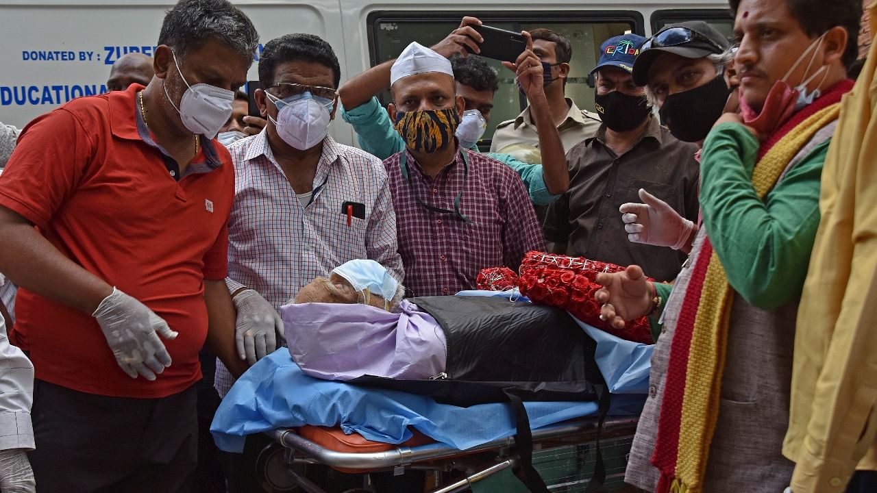 People surround the body of H S Doreswamy, who passed away on Wednesday. Credit: DH Photo