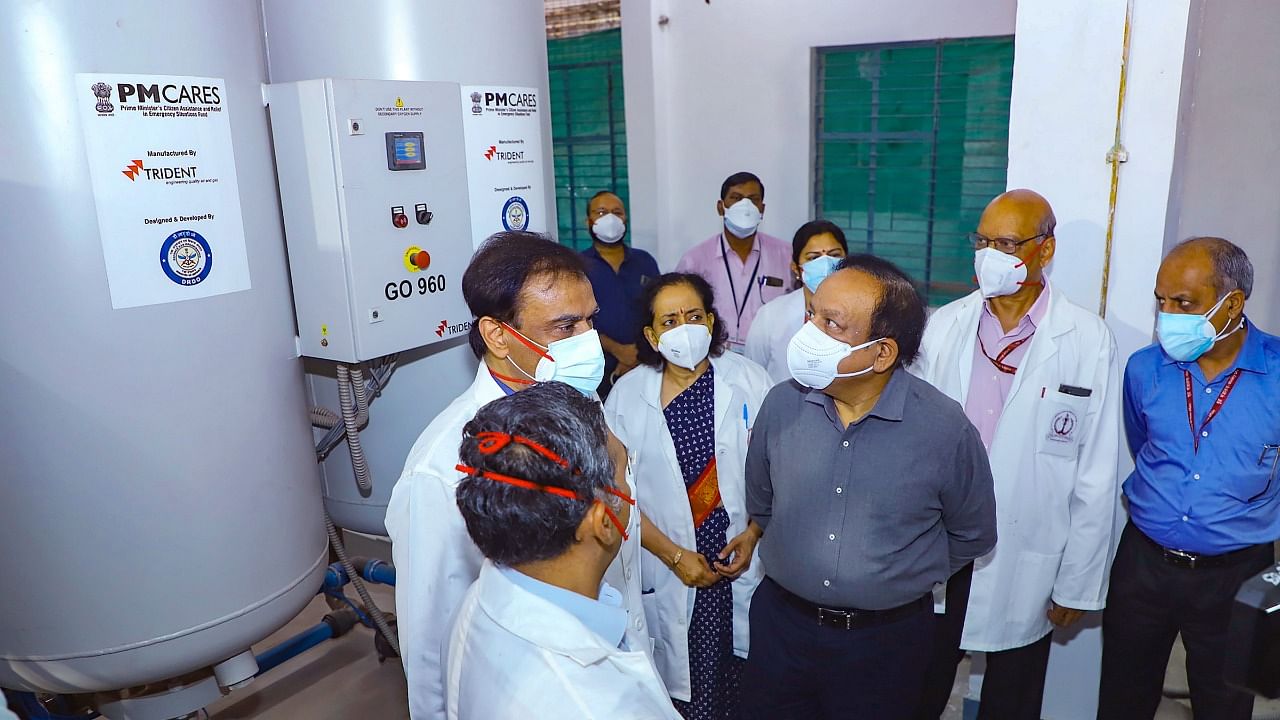 Dr Harsh Vardhan inspects new PSA plant at Safdarjang hospital in Delhi. Credit: PTI File Photo