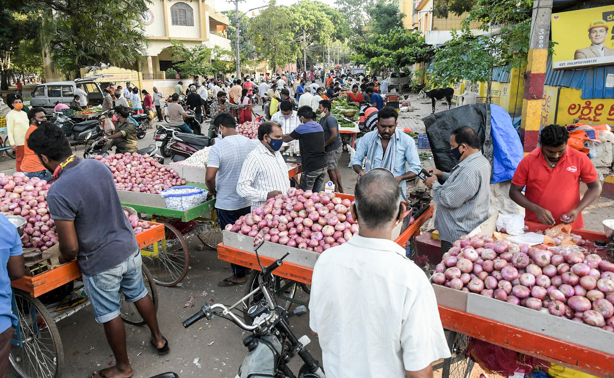 People throng Nanjumalige Circle to purchase vegetables due to total lockdown in Mysuru from Saturday. DH PHOTO