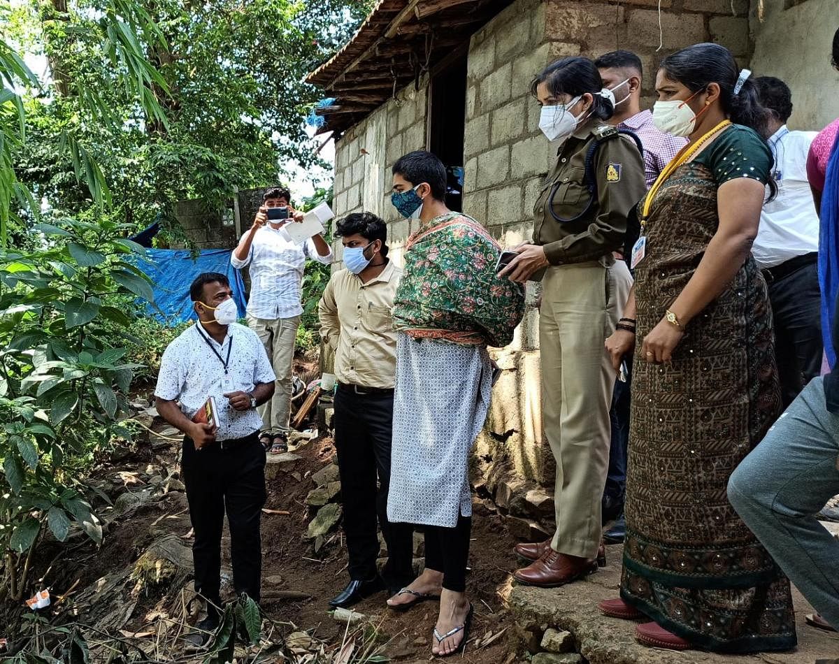 Deputy Commissioner Charulata Somal and others visit the flood-prone areas in Siddapura and Nellihudikeri Gram Panchayat limits. Credit: DH Photo