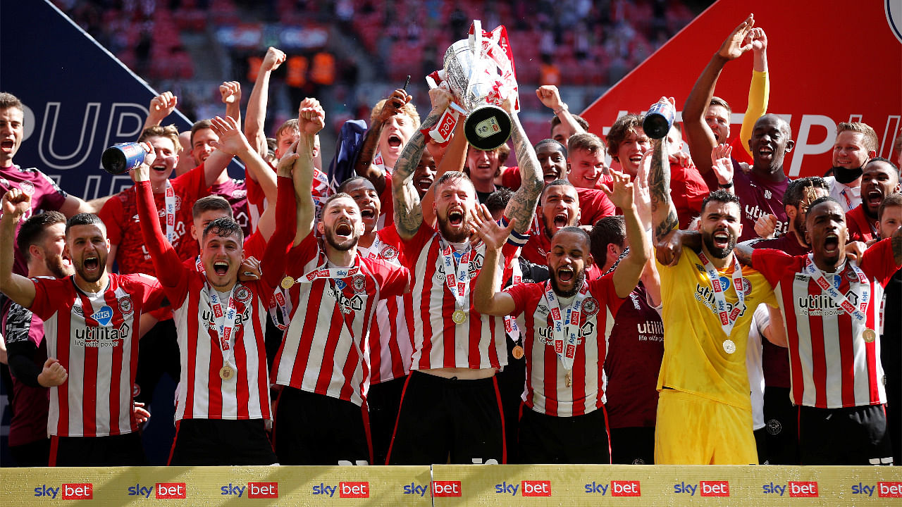Brentford's Pontus Jansson lifts the trophy as they celebrate after winning Championship Play-Off Final. Credit: Reuters Photo