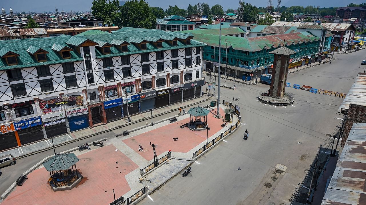 The respective deputy commissioners have been asked to frame a roster to facilitate the partial reopening of markets across Jammu and Kashmir. Credit: PTI File Photo