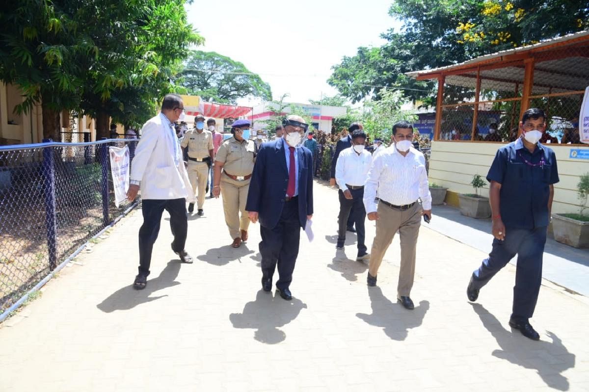 Retired HC Judge B A Patil visits district Covid hospital in Chamarajanagar on Monday. DH PHOTO