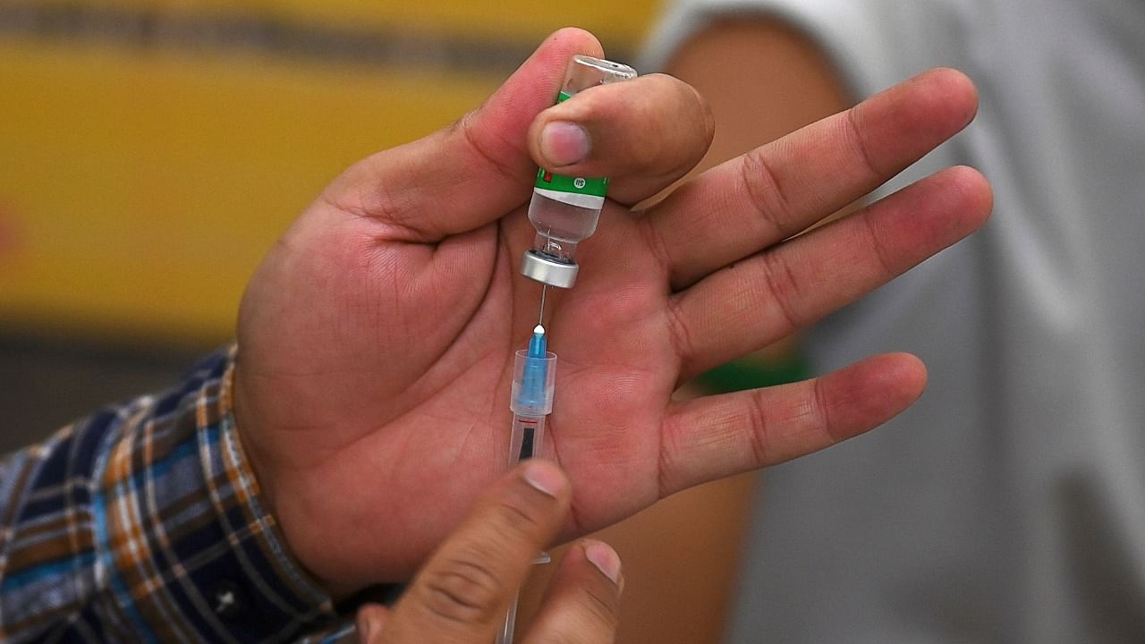 A health worker prepares a dose of the Covishield vaccine against the Covid-19 coronavirus during a vaccination drive at a civil hospital in Jind, in the northern state of Haryana on June 1, 2021. Credit: AFP Photo