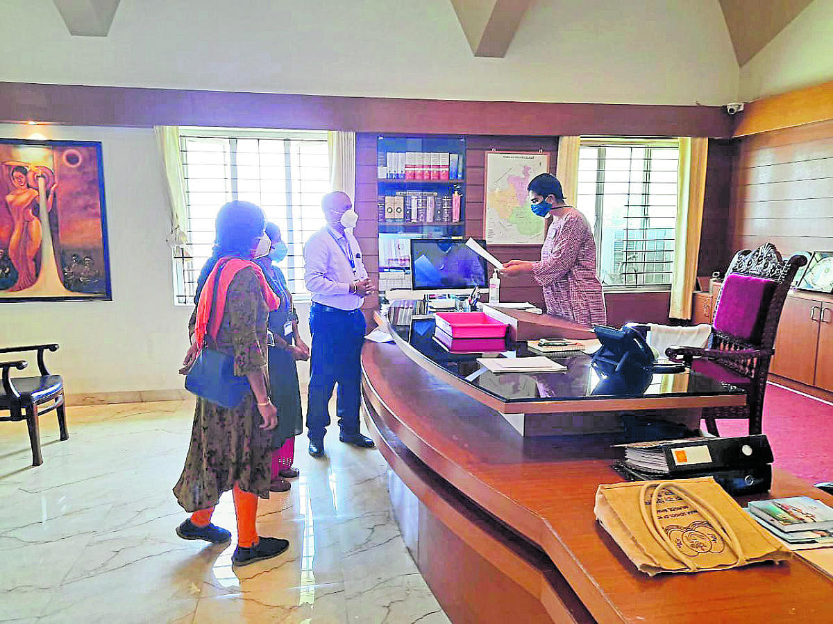 Ayush doctors submit a memorandum to Deputy Commissioner Charulata Somal. Credit: DH Photo