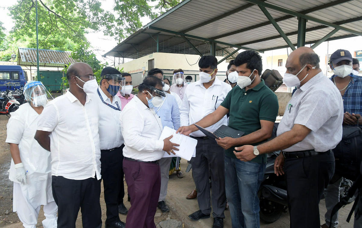 MP Pratap Simha inspects the spot identified for oxygen plant at K R Hospital in Mysuru on Tuesday. DH PHOTO