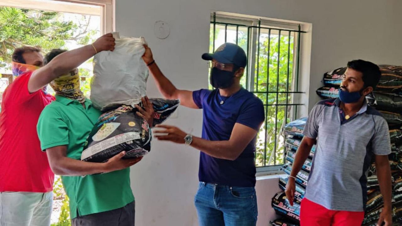 Golfer S Chikkarangappa supplied a month’s worth of ration to over 120 families in his village in Bidadi during the lockdown. Credit: Special arrangement