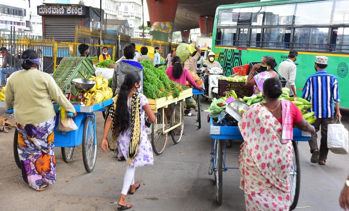 The BBMP expects the street vendors to work as per office timings, says their federation. Credit: DH File Photo/ANUP RAGH T