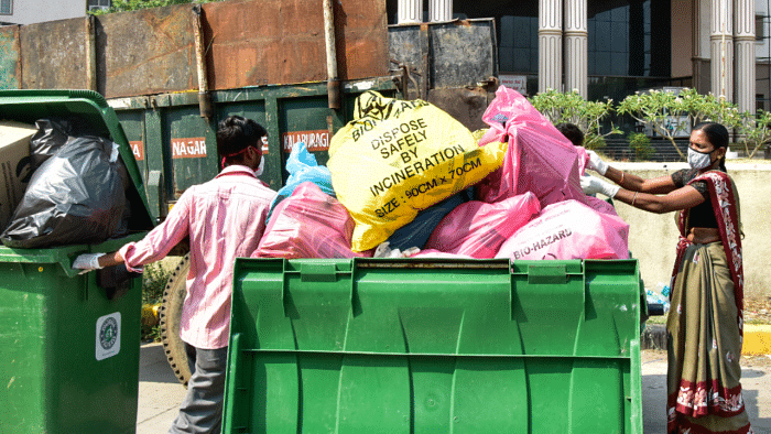 Under the Karnataka Municipal Solid Waste Management Rules, 2016, and MCC Solid Waste Management bye-laws, 2018, segregation of waste at source as wet, dry, and sanitary is mandatory. Credit: DH File Photo