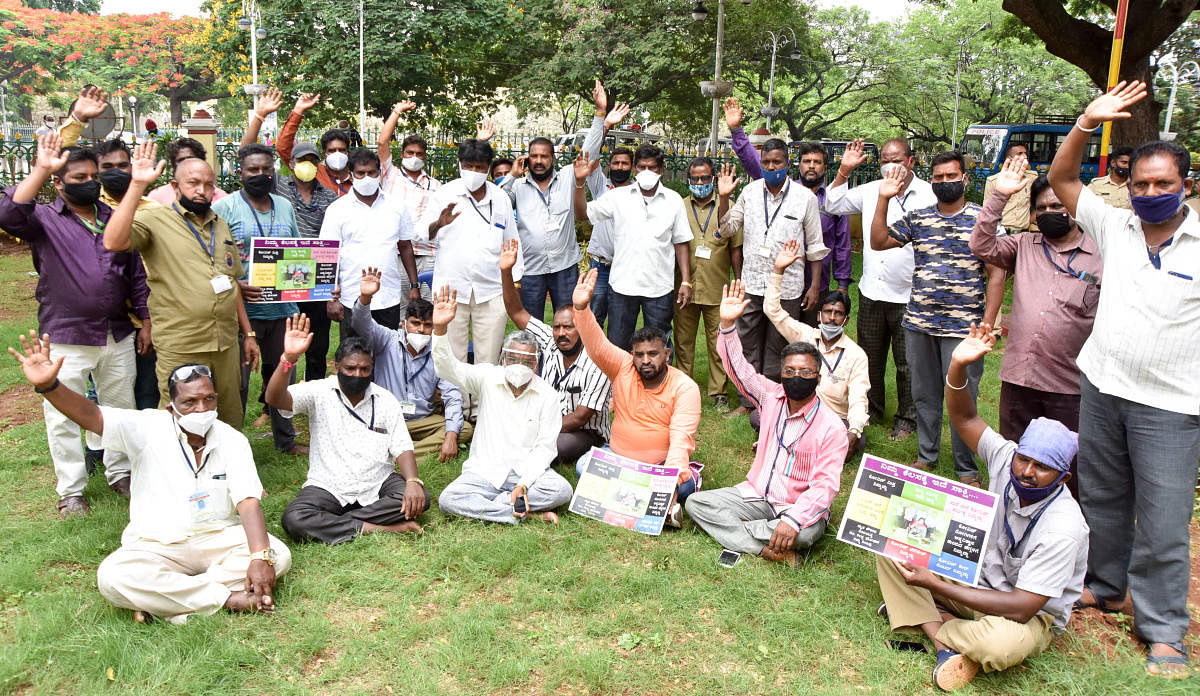 Pourakarmikas stage a protest in support of MCC Commissioner Shilpa Nag in Mysuru on Friday. DH Photo