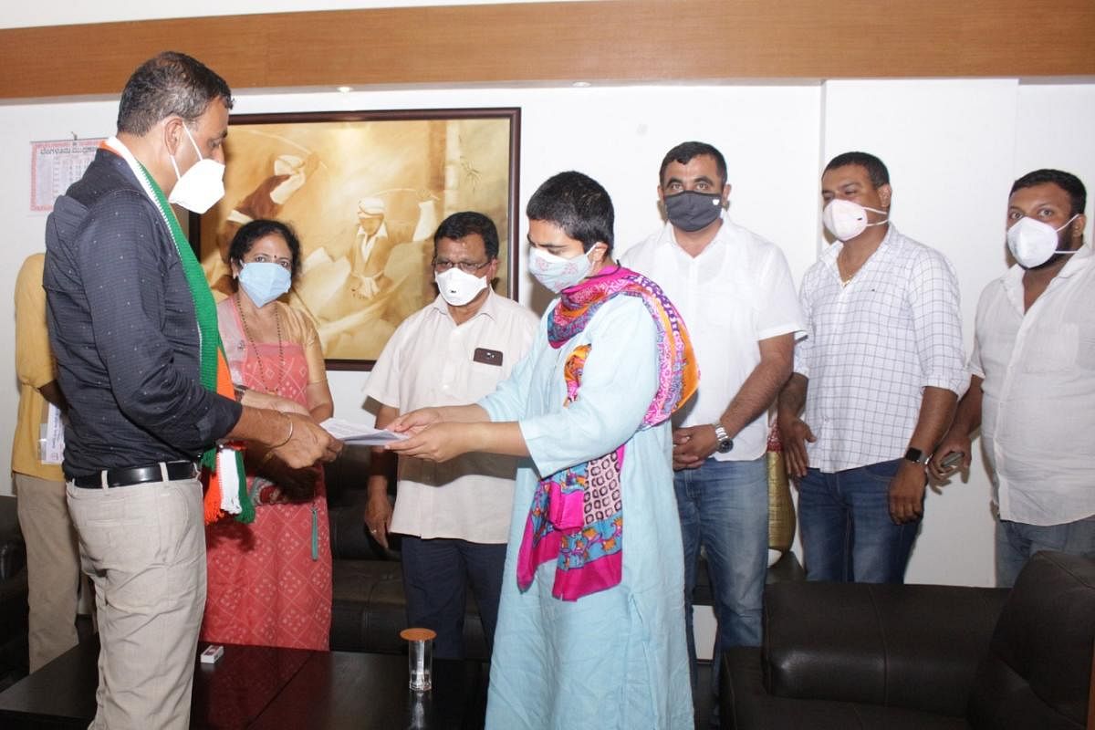 Deputy Commissioner Charulata Somal receives a memorandum from the District Congress Committee in Madikeri.
