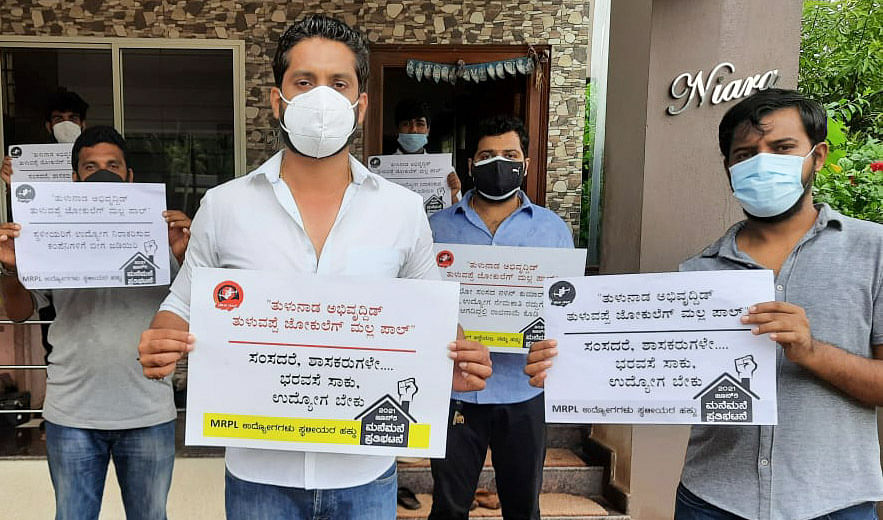 District Youth JD(S) President Akshith Suvarna stages a protest outside his house. Credit: DH Photo