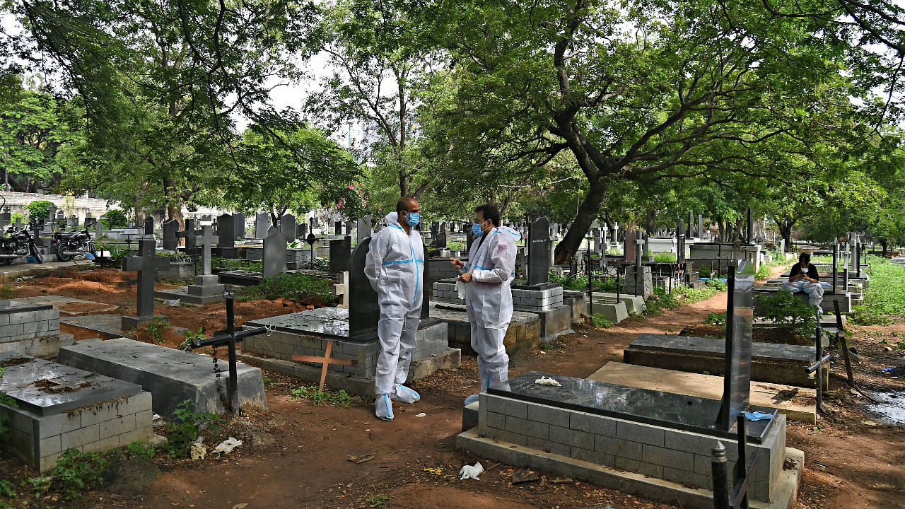 Volunteers of Here I Am in PPE kits at Indian Christians Cemetery on Hosur Road in Bengaluru. Credit: DH Photo/Pushkar V