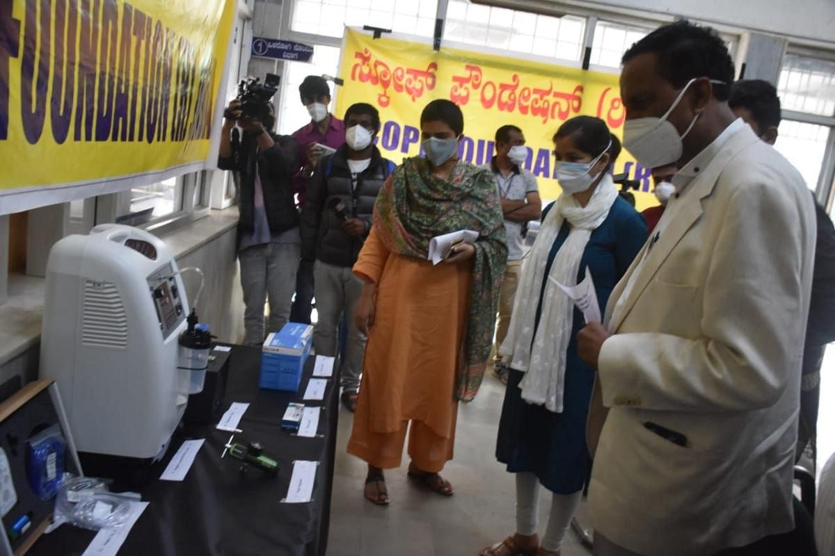 Deputy Commissioner Charulata Somal and others take a look at the medical equipment. 