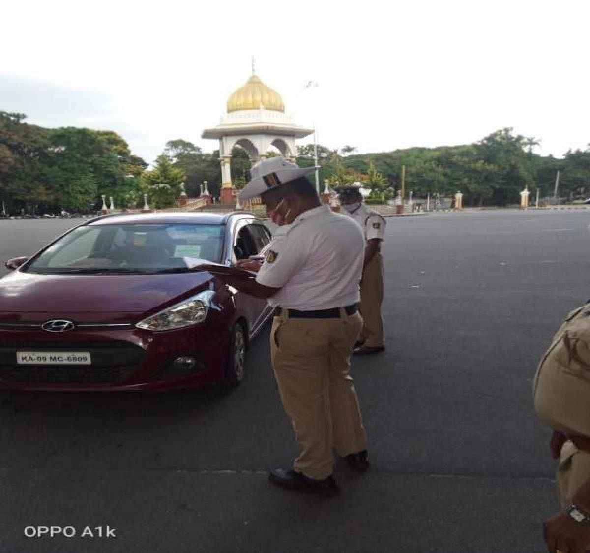 Traffic Police intercept vehicles at Jayachamaraja Wadiyar Circle in Mysuru, recently. DH Photo