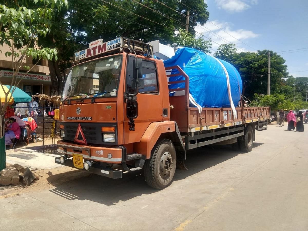 A truck with an oxygen tank parked on the premises of the district hospital in Chamarajanagar. DH Photo