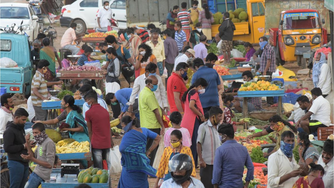 People violating lockdown norms at a vegetable market, during relaxation hours of Covid-19 lockdown,  near Nagasandra Metro Station, near Nelamangala Toll, in Bengaluru. Credit: PTI Photo