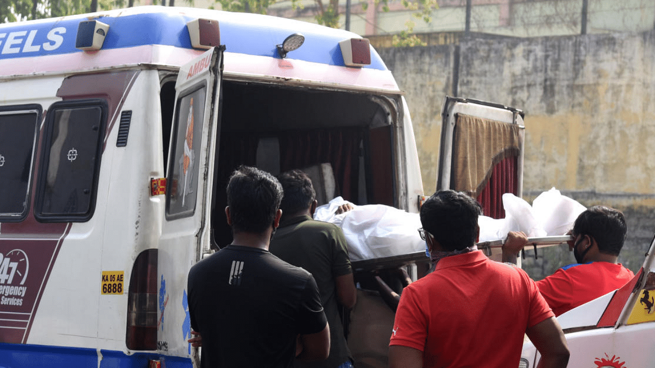 An ambulance with a Covid victim at Bommanahalli. Credit: DH FILE/S K Dinesh