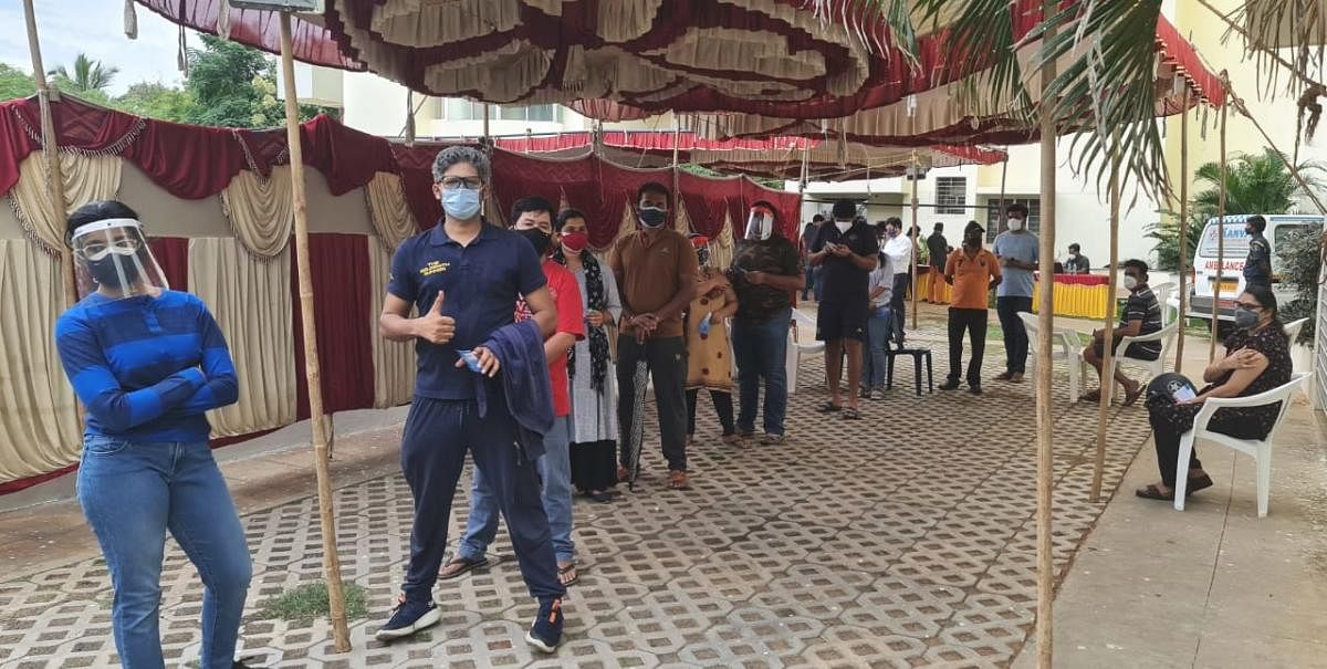 A vaccination drive organised by ChangeMakers of Kanakapura Road Association (CMKRA), a consortium of over 80 residents welfare associations. Credit: DH Photo