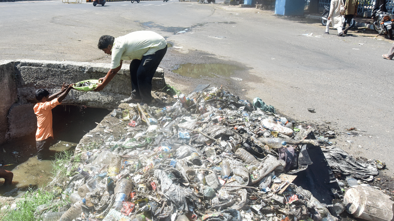 Neglect by policymakers and municipal authorities is characteristic of the treatment meted out to Pourakarmikas and waste workers. Credit: DH Photo