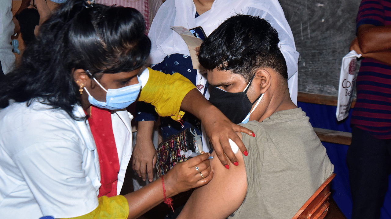 The vaccination centers and the ASHA staff work in coordination to avoid wastage. Credit: DH Photo