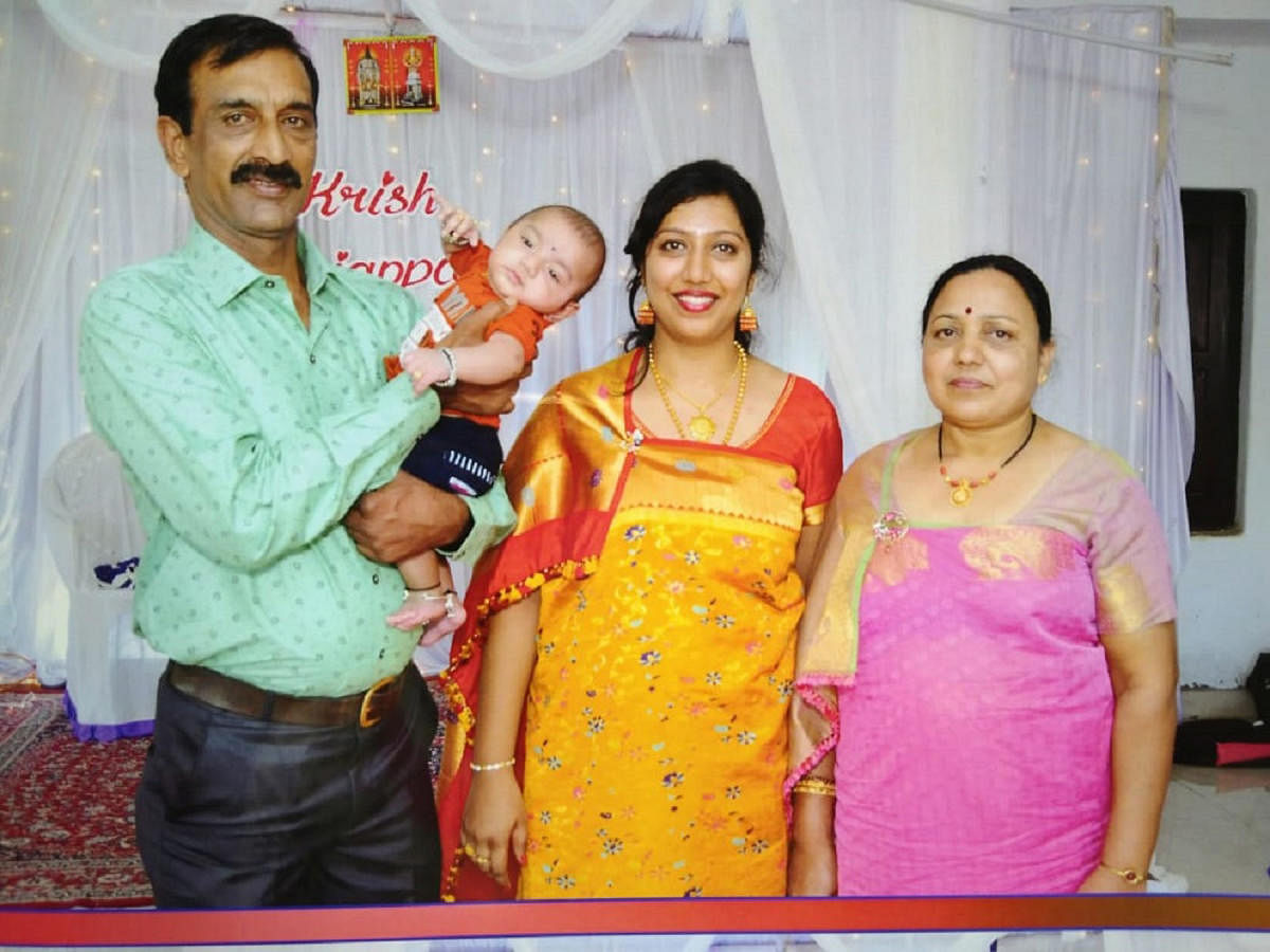 Areyada Satish Subbaiah with his family members.