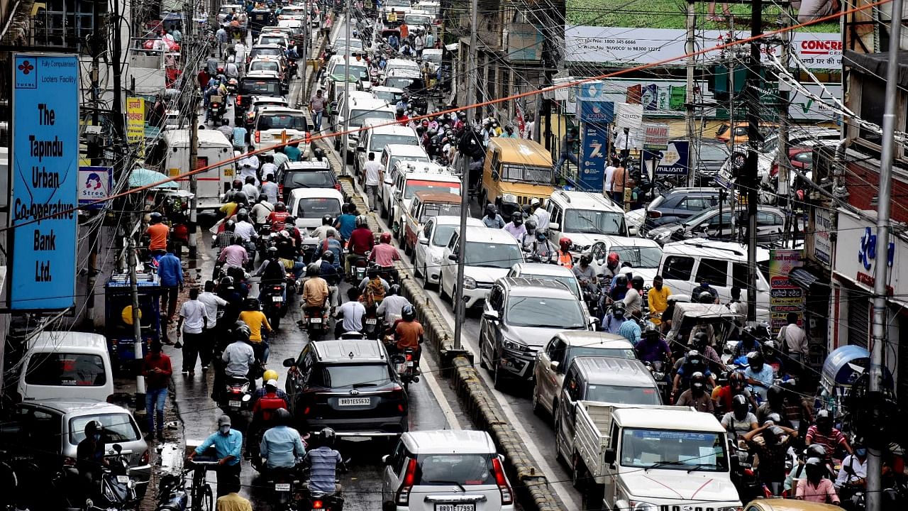 <div class="paragraphs"><p>File Photo: Vehicles stuck in a traffic jam at New Dakbangla road in Patna. </p></div>