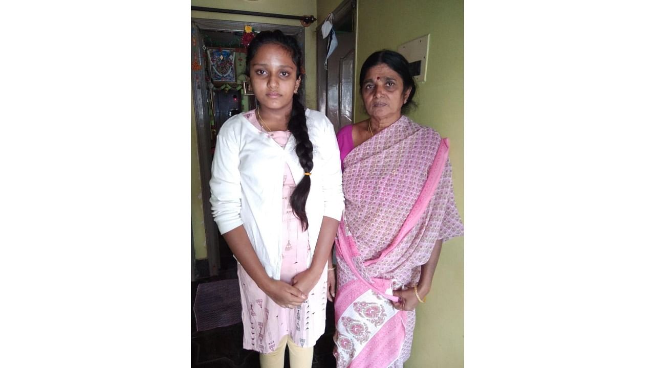 Kamakshamma (R) and her granddaughter Rashmi. Credit: DH Photo