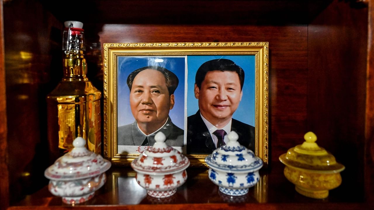 An image of Xi Jinping (R) and Mao Zedong at a hotel in China's Tibet Autonomous Region. Credit: AFP Photo